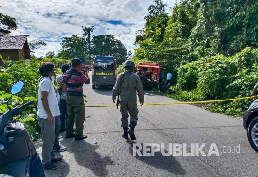 Sejumlah aparat Satgas Tinombala mengepung daerah pelarian dua tersangka DPO Poso di Kelurahan Kayamanya, Kabupaten Poso, Sulawesi Tengah, Rabu (15/4/2020).
