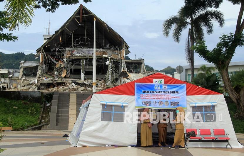 Sejumlah Aparatur Sipil Negara (ASN) beraktivitas di tenda depan kantor gubernur yang roboh di Mamuju, Sulawesi Barat, Senin (1/2/2021). Pascagempa bumi yang merusak sebagian kompleks perkantoran gubernur, hari ini, Senin (1/2), ASN mulai kembali berkantor di tenda untuk sementara waktu.