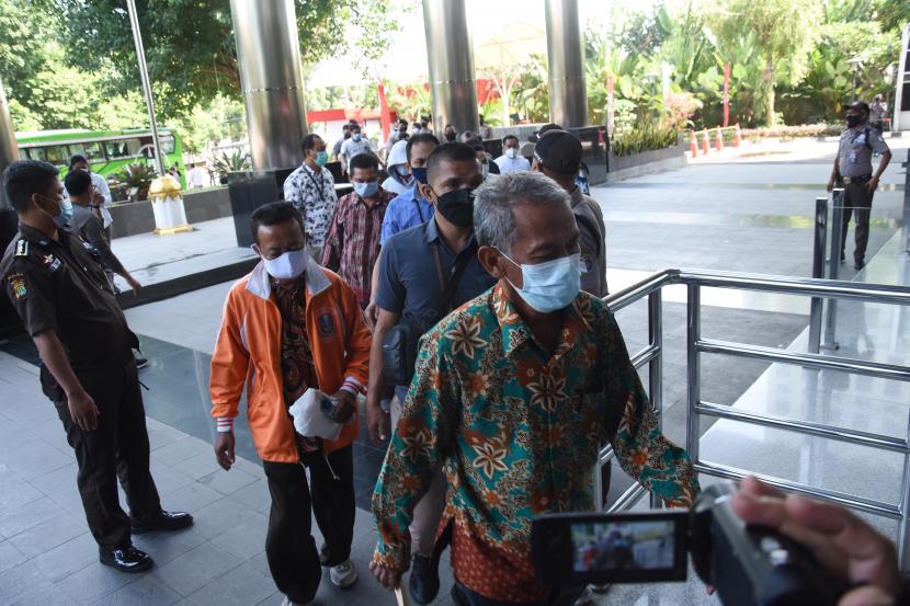 Sejumlah Aparatur Sipil Negara (ASN) di Pemkab Probolinggo tiba untuk menjalani pemeriksaan pasca penetapan status tersangka di Gedung Merah Putih KPK, Jakarta, Sabtu (4/9/2021). Sebanyak 17 ASN di lingkungan Pemkab Probolinggo menjalani pemeriksaan sebagai tersangka kasus suap seleksi jabatan setelah sebelumnya KPK menahan Bupati Probolinggo Puput Tantriana Sari dan suaminya anggota DPR periode 2019-2024 Hasan Aminuddin dalam operasi tangkap tangan pada Senin (30/8) lalu.