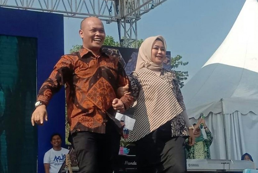  Sejumlah aparatur sipil negara (ASN) Kabupaten Bandung Barat (KBB) mendadak tampil sebagai peragawan dan peragawati dalam acara peluncuran batik KBB dan KBB food vaganza all about sampeu di lapangan Mekarsari, Kecamatan Ngamprah, KBB, Kamis (25/7).   