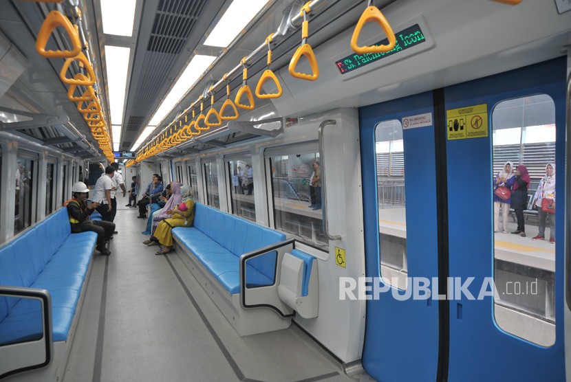Trainset LRT Sumsel Disemprot Disinfektan Setiap Hari. Sejumlah aparatur sipil negara dan masyarakat menikmati perjalanan dengan Light Rail Transit (LRT) atau Kereta Api Ringan di Palembang, Sumsel.