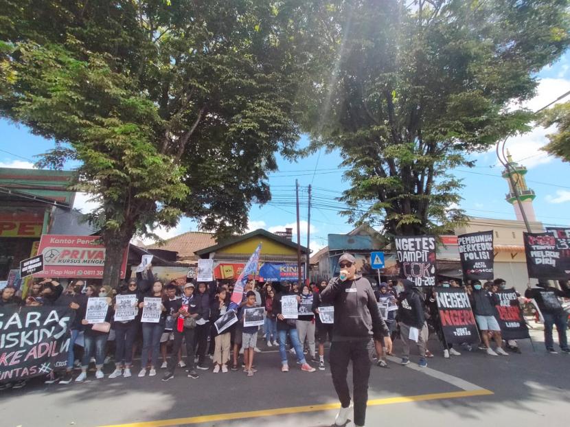 Sejumlah Aremania melakukan aksi demonstrasi di depan Mapolres Malang, Ahad (18/12/2022). Aksi ini bertujuan untuk menuntut keadilan atas tragedi Kanjuruhan. 
