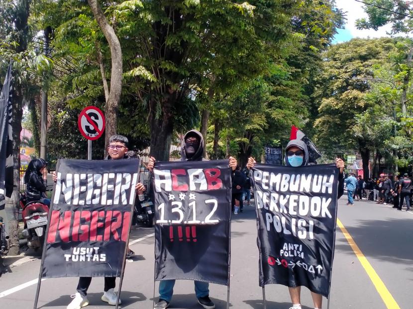 Sejumlah Aremania melakukan aksi demonstrasi di depan Mapolres Malang untuk menuntut keadilan atas tragedi Kanjuruhan. 