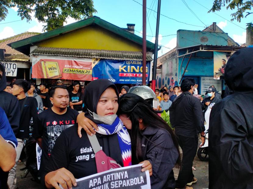 Sejumlah Aremania melakukan aksi demonstrasi menuntut keadilan atas tragedi Kanjuruhan belum lama ini. 