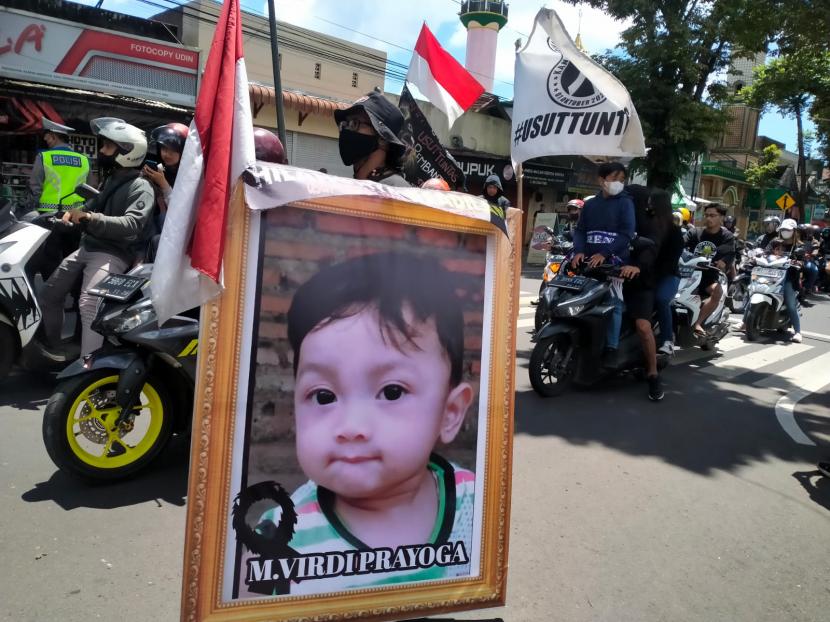 Sejumlah Aremania melakukan aksi demonstrasi di depan Mapolres Malang, Ahad (18/12/2022). Aksi ini bertujuan untuk menuntut keadilan atas tragedi Kanjuruhan. 