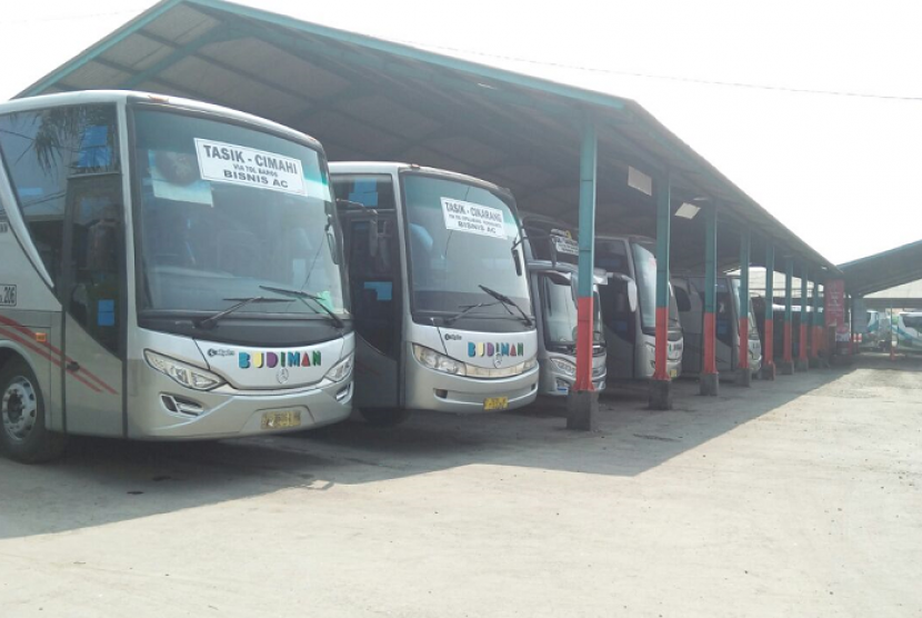 Sejumlah armada bus Budiman terparkir di Pool Budiman  Tasikmalaya Jawa Barat.