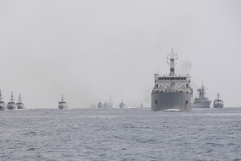 Sejumlah armada perang milik TNI AL melakukan gladi Sailing Pass di lokasi Sail Tomini, pantai Kayubura, Pelawa Baru, Parigi Moutong, Sulawesi Tengah, Rabu (16/9).