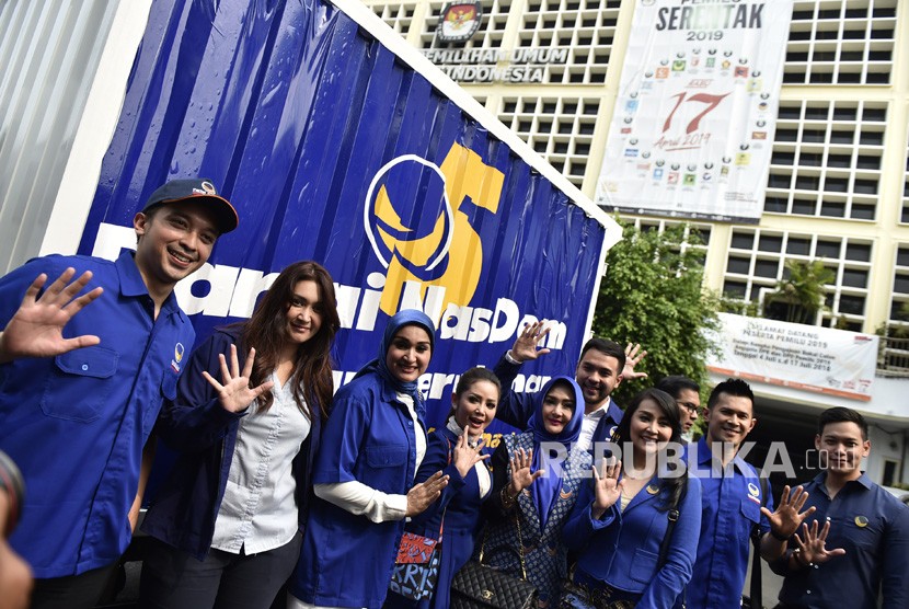 A number of celebrities registered themselves as legislative candidates at General Election Commission (KPU), Jakarta, Monday (July 16). 