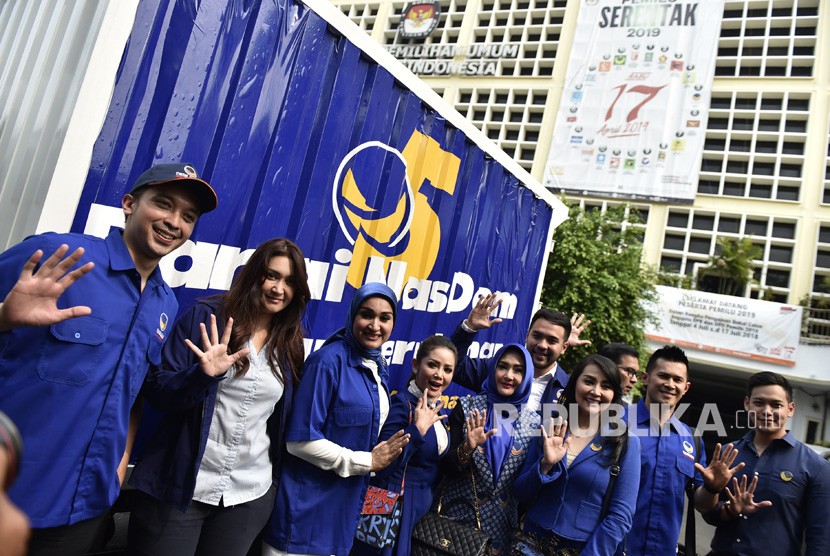 Sejumlah artis hadir untuk pendaftaran bakal calon legislatif di KPU Pusat, Jakarta, Senin (16/7). 