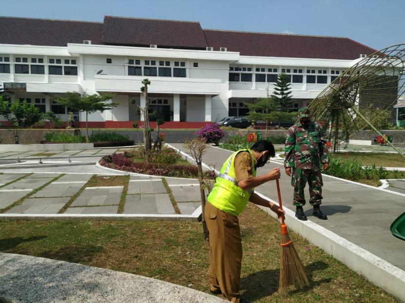 Sejumlah ASN di lingkungan Bale Kota Tasikmalaya melakukan kerja sosial lantaran tak mengenakan masker saat bekerja, Senin (10/8).