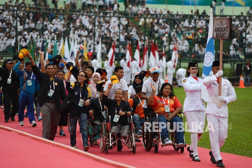 Sejumlah atlet angkat berat memasuki lapangan untuk mengikuti upacara penutupan Pekan Paralimpik Nasional (Peparnas) XV yang diadakan di Stadion Siliwangi, Kota Bandung, Jawa Barat, Senin (24/10). 