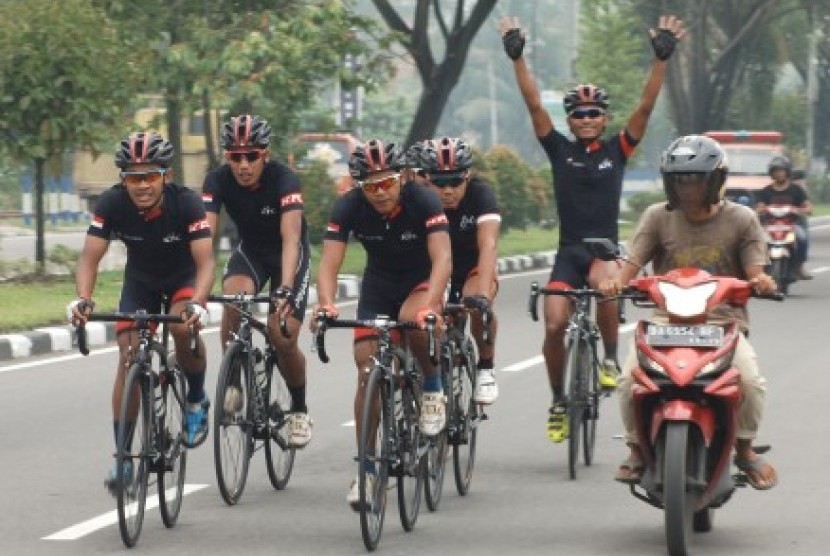 Sejumlah atlet berlatih menjelang Tour de Singkarak (TDS) 2015 di Jalan Adinegoro, Padang, Sumatera Barat, Jumat (2/10). 