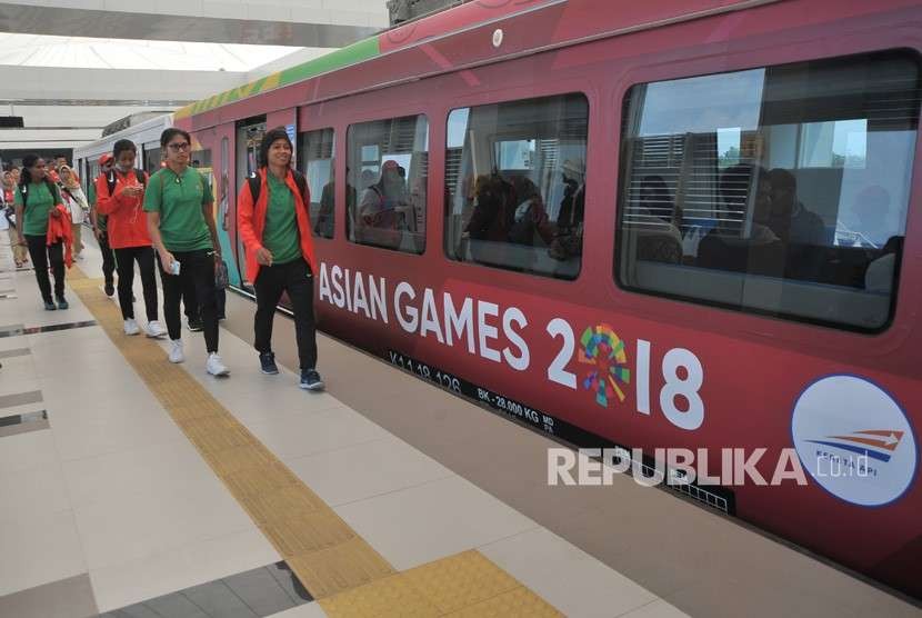 Sejumlah atlet dan official sepakbola putri Indonesia berjalan menuju gerbong kereta ringan atau Light Rail Transit (LRT) di stasiun LRT Bandara Sultan Mahmud Badaruddin (SMB) Palembang, Sumsel, Selasa (14/6). 