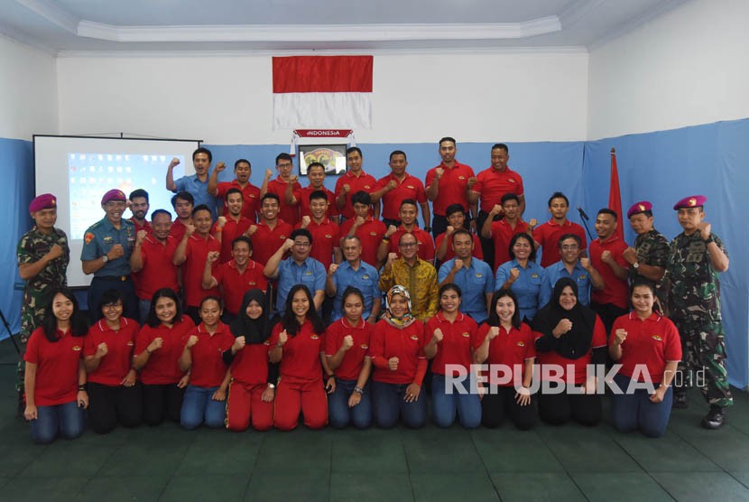 Sejumlah atlet dan official tim pelatnas angkat besi Asian Games Indonesia berfoto bersama usai acara pembacaan ikrar dan kebulatan tekad atlet di Jakarta, Senin (8/1). 