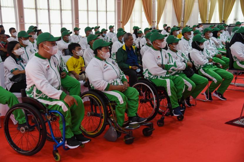 Sejumlah atlet dan ofisial mengikuti acara pelepasan Kontingen Nasional Paralympic Committee (NPC) Sumatera Utara di Rumah Dinas Gubernur Sumut, Kota Medan, Kamis (28/10/2021). Sumatera Utara memberangkatkan 66 atlet untuk berlaga dalam Peparnas Papua pada 2-15 November 2021
