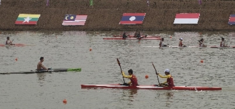 Sejumlah atlet dayung dari berbagai negara melakukan latihan sprint di Arena Dayung SEA Games XXVI di Cipule, Karawang, Jawa Barat.