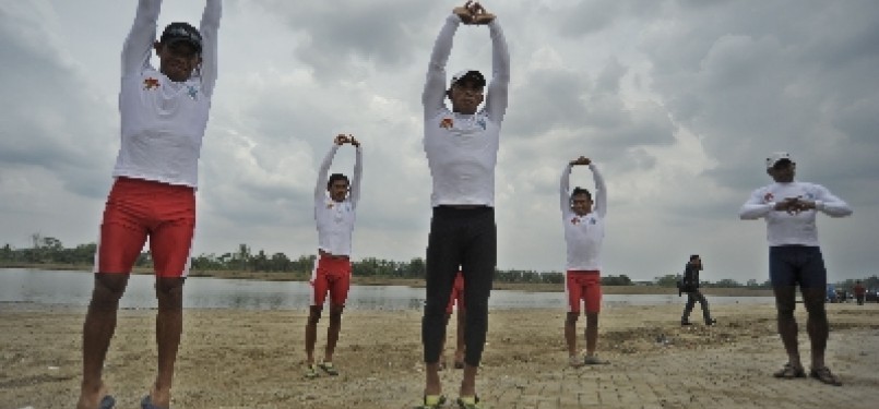 Sejumlah atlet dayung Indonesia melakukan pemanasan sebelum berlatih di Arena Dayung SEA Games XXVI di Danau Cipule, Karawang, Jawa Barat.