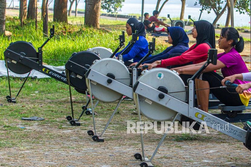 Sejumlah atlet dayung menjalani sesi latihan dalam Pemusatan Latihan Daerah (Pelatda) di Situ Cipule, Karawang, Jawa Barat, Selasa (28/7/2020). Pengurus Provinsi Persatuan Olahraga Dayung Seluruh Indonesia (Pengprov Podsi) Jawa Barat tetap menjalankan program latihan di tengah pandemi COVID-19 untuk menjaga dan meningkatkan kondisi para atlet guna mencapai target prestasi dalam Pekan Olah Raga Nasional (PON) XX Papua mendatang. 