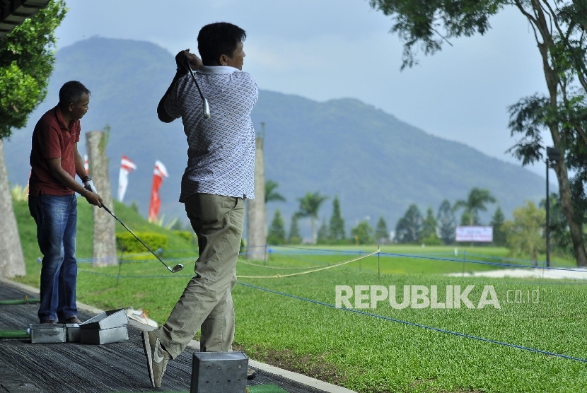 Sejumlah atlet Golf berlatih dalam rangka persiapan PON Jabar XIX 2016 di Bandung Giri Gahana Golf Jatinangor, Kabupaten Sumedang, Ahad (11/9)