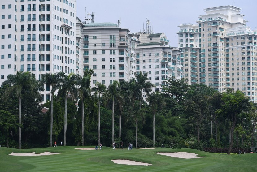 Sejumlah atlet golf mengikuti Test Event Golf Road to Asian Games 2018 di Pondok Indah Padang Golf, Jakarta Selatan, Selasa (31/10). 