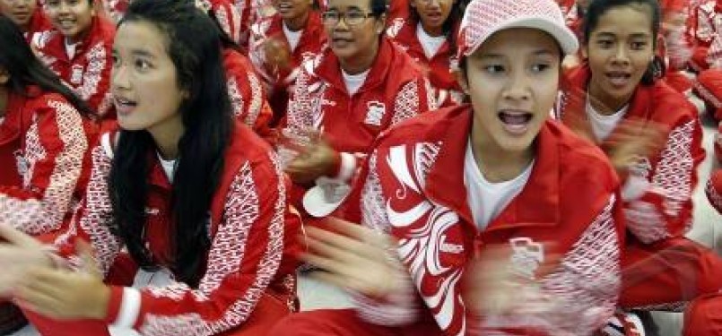 Sejumlah atlet Indonesia meneriakkan yel yel semangat saat acara pelepasan kontingen Indonesia di Istana Wakil Presiden, Jakarta, Jumat (4/11).