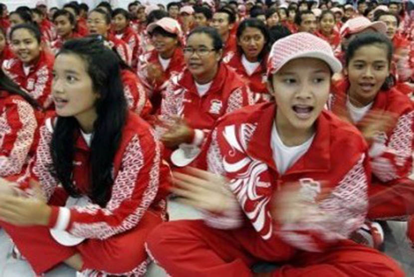 Sejumlah atlet Indonesia meneriakkan yel yel semangat saat acara pelepasan kontingen Indonesia di Istana Wakil Presiden, Jakarta, Jumat (4/11).