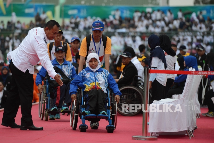 Sejumlah atlet memasuki lapangan untuk mengikuti upacara penutupan Pekan Paralimpik Nasional (Peparnas) XV yang diadakan di Stadion Siliwangi, Kota Bandung, Senin (24/10).(Republika/Raisan Al Farisi)