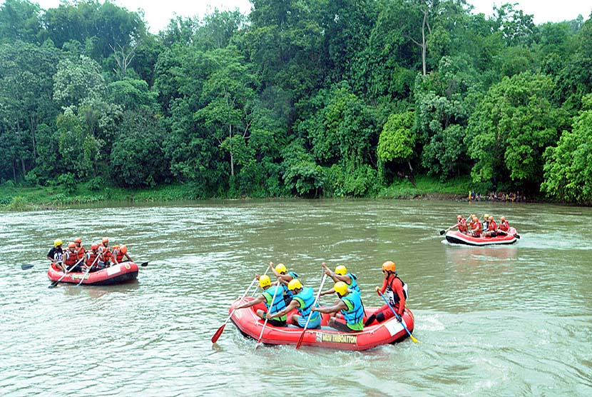  Sejumlah atlet mengikuti event olahraga International Musi Triboatton (IMT) IV 2015 yang mengarungi sungai Musi di Sumsel, Kamis (17/12).  (Republika/Maspril Aries)