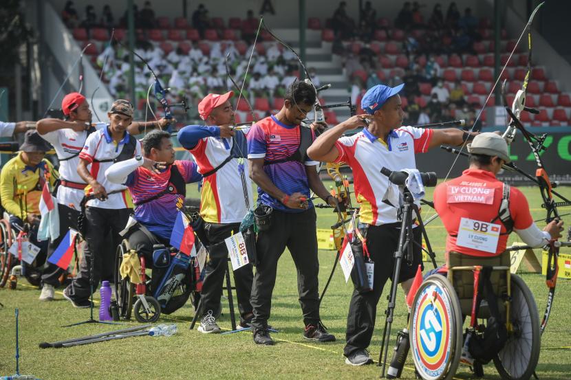 Sejumlah atlet panahan membidik sasaran pada kualifikasi panahan recurve open pria ASEAN Para Games 2022 di Lapangan Kotta Barat, Solo, Jawa Tengah, Ahad (31/7/2022). Tim panahan Indonesia menurunkan 12 atlet yang akan bersaing dengan atlet dari lima negara. 