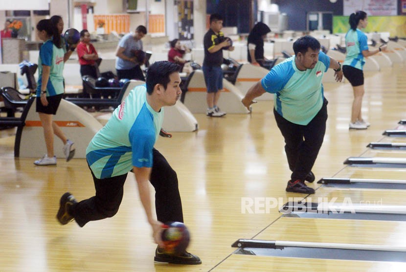 Sejumlah atlet pelatnas bowling Asian Games 2018 berlatih di Jaya Ancol Bowling Center, Jakarta, Senin (2/4).