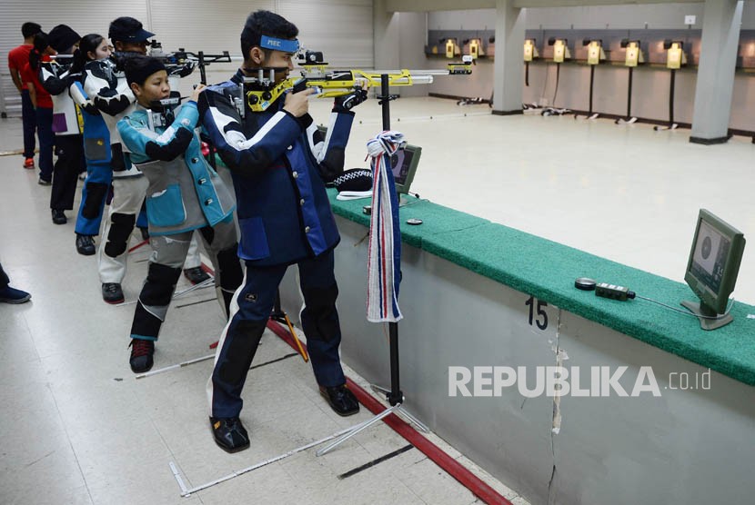 Sejumlah atlet pelatnas menembak berlatih di Lapangan Tembak, Senayan, Jakarta, Jumat (13/4). 