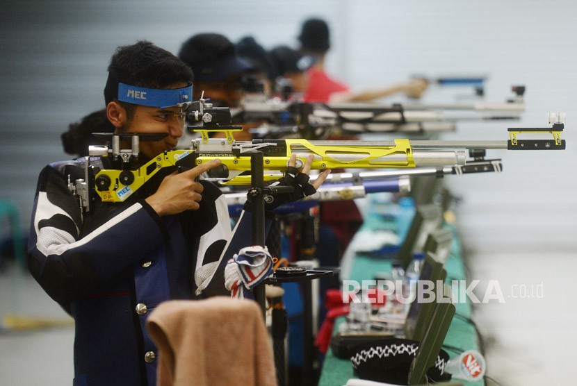 Sejumlah atlet pelatnas menembak berlatih di Lapangan Tembak, Senayan, Jakarta, Jumat (13/4). 