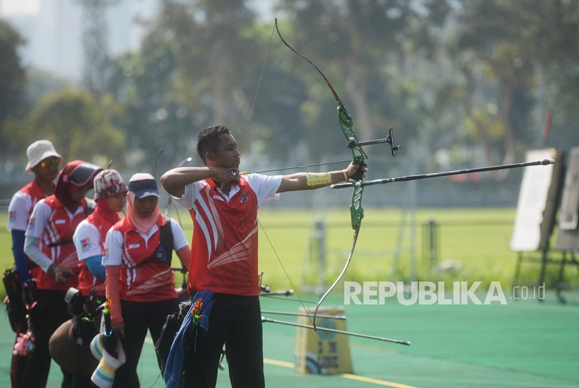 Sejumlah atlet pelatnas panahan berlatih di Jakarta tahun lalu.