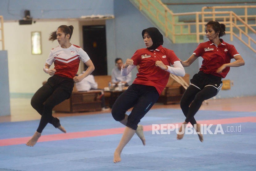 Sejumlah atlet pelatnas taekwondo berlatih di GOR POPKI, Jakarta, Rabu (4/4).