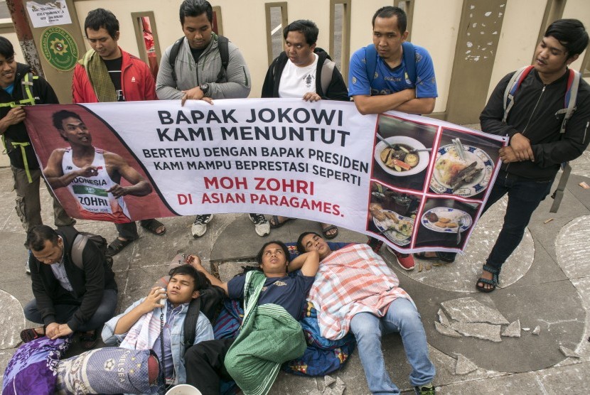 Sejumlah atlet perah medali Peparnas XV Jawa Barat melakukan aksi unjuk rasa di Pengadilan Negeri Bandung, Jawa Barat, Kamis (19/7). 