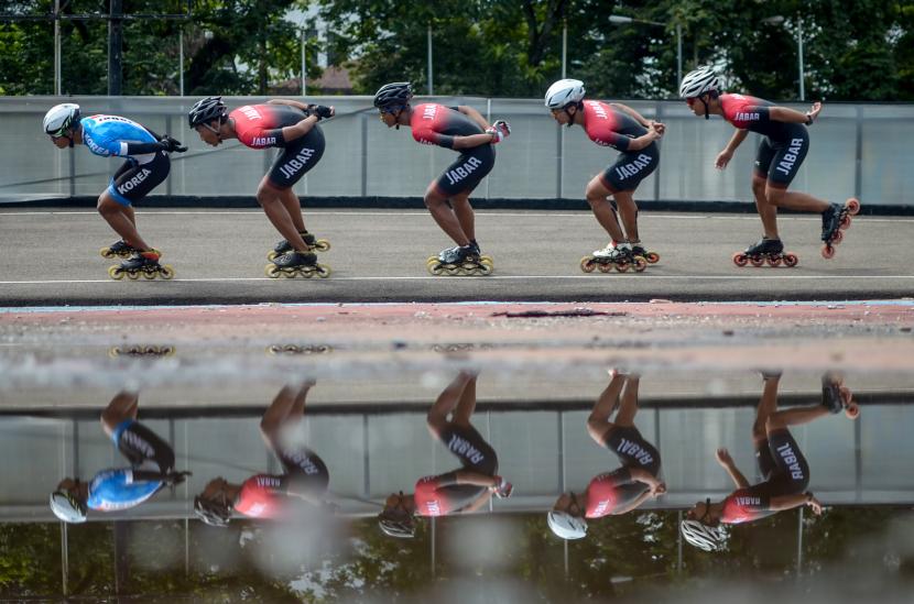 Sejumlah atlet sepatu roda Jabar berlatih di Lapangan Sepatu Roda Gor Saparua, Bandung, Jawa Barat.