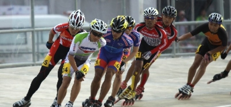 Sejumlah atlet sepatu roda putera berlomba di kelas 10 ribu meter putra SEA Games XXVI di Arena Sepatu Roda, Jakabaring Sport City, Palembang, Sumatera Selatan, Senin(14/11).