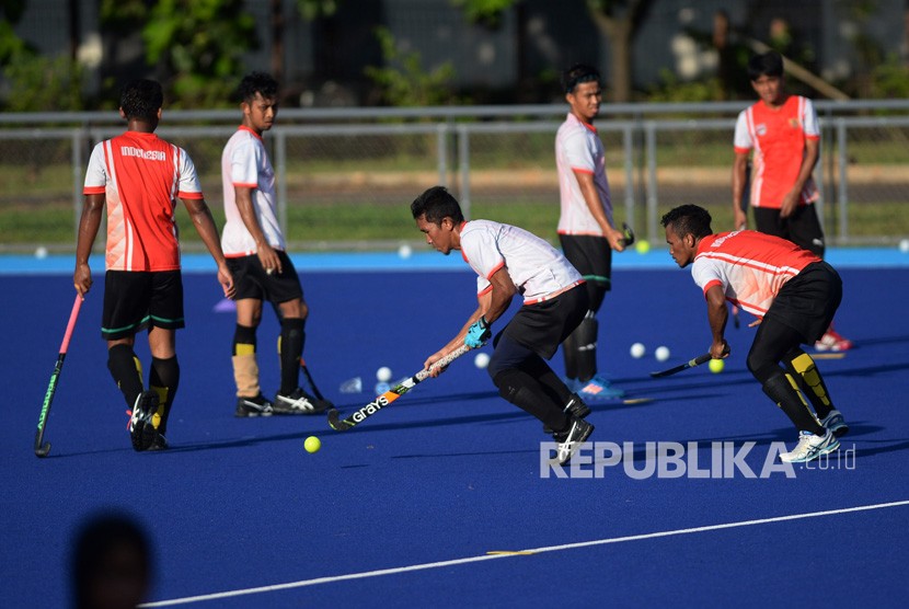 Sejumlah atlet timnas hoki berlatih di Lapangan Hoki, Kompleks Gelora Bung Karno, Senayan, Jakarta, Jumat (23/3).