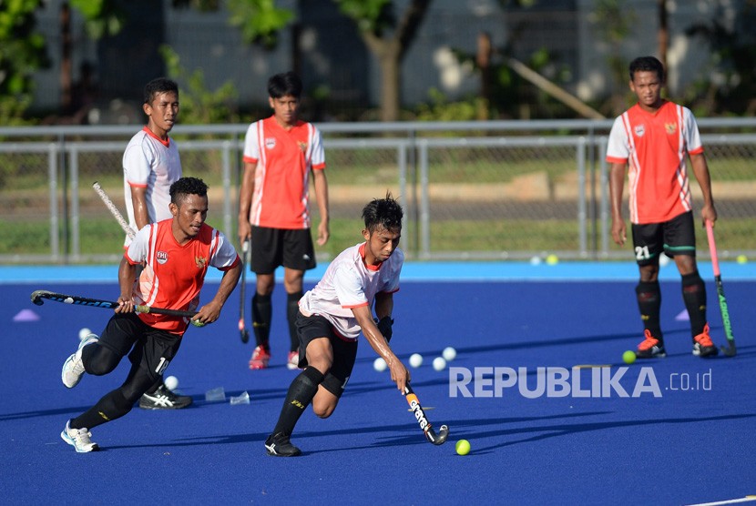 Sejumlah atlet timnas hoki berlatih di Lapangan Hoki, Kompleks Gelora Bung Karno, Senayan, Jakarta, Jumat (23/3). 
