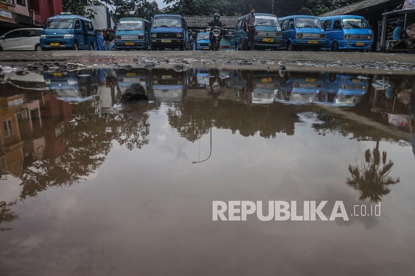 Sejumlah awak angkutan kota menunggu penumpang di Terminal Cibinong, Kabupaten Bogor, Jawa Barat, Kamis (17/2/2022). Tidak terawatnya infrastruktur terminal dan rusaknya jalan hingga tergenang air menyebabkan aktivitas penumpang terganggu serta mengurangi kenyamanan. 