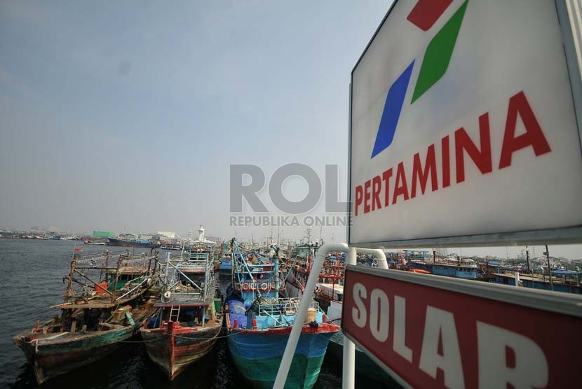 Sejumlah awak kapal melintas di Stasiun Pengisian Bahan Bakar Bunker (SPBB)Pelabuhan Perikanan Muara Baru, Jakarta, Jumat?(5/9).  (Republika/Prayogi)