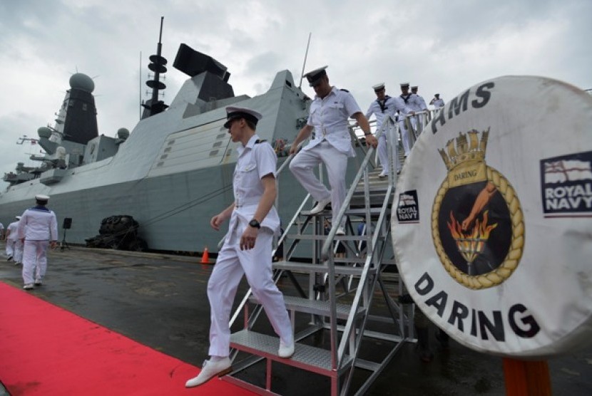 Sejumlah awak Kapal Perang Angkatan Laut Inggris HMS Daring (ilusrasi). Inggris menyetujui peningkatan ekspor suku cadang dan teknologi kapal selam ke Taiwan untuk meningkatkan kekuatan angkatan lautnya. Langkah ini dapat berdampak pada hubungan Inggris dengan Cina.