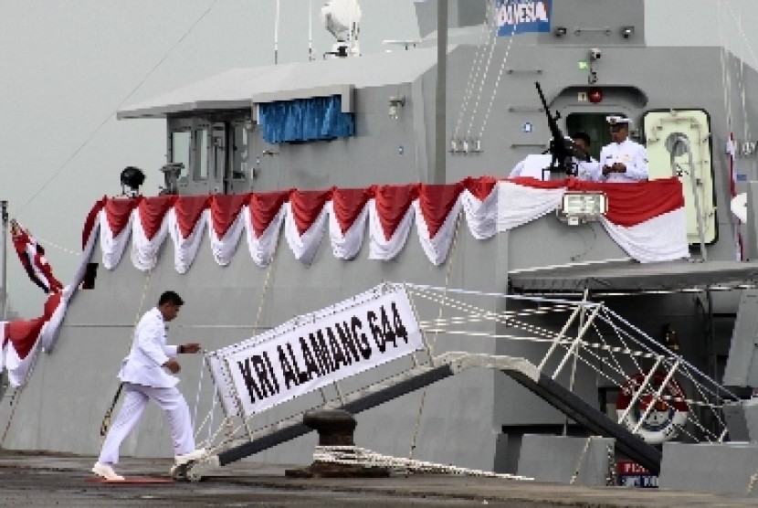 Sejumlah awak KRI Alamang 644 bersiap mengikuti upacara penyerahan kapal di dermaga Batu Ampar, Batam, Jumat (20/12).
