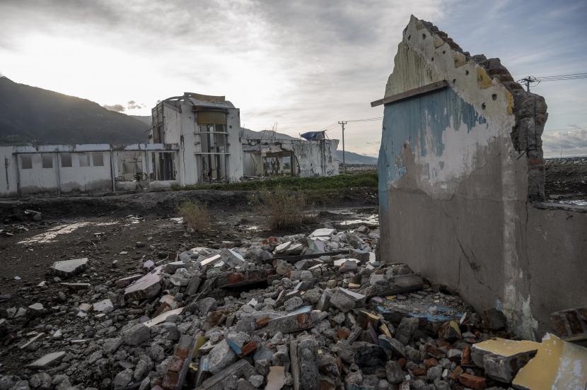 Sejumlah bagian bangunan yang rusak akibat tsunami tahun 2018 masih berdiri di sekitar Pantai Taman Ria, Palu, Sulawesi Tengah, Selasa (2/8/2022). Tsunami akibat gempa bumi megathrust dapat menimbulkan bencana luar biasa.