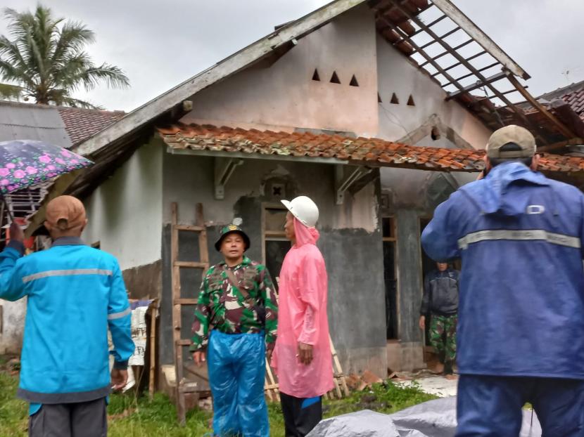 Sejumlah rumah warga terdampak bencana angin puting beliung, Sabtu (14/1/2023). 