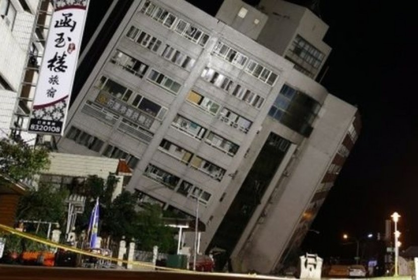 Sejumlah bangunan mengalami rusak parah akibat gempa di Taiwan yang berkekuatan 6,4 SR, Selasa (6/2) 