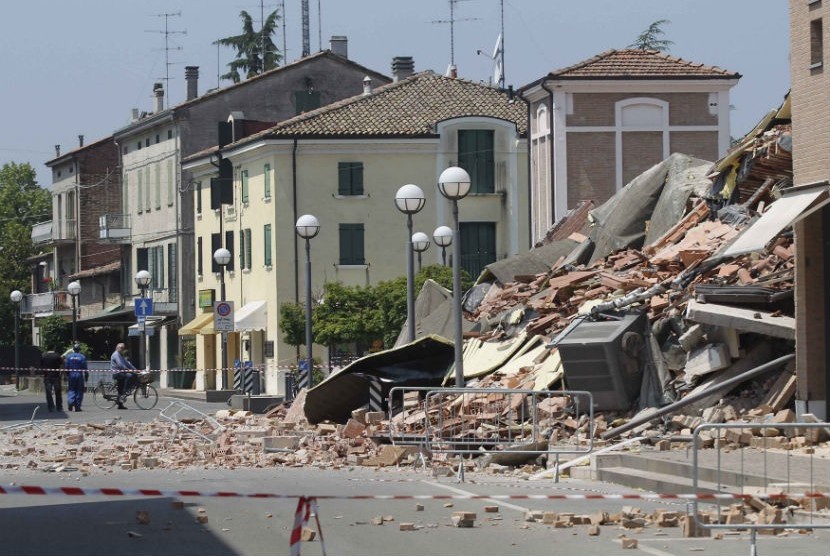   Sejumlah bangunan runtuh akibat gempa bumi yang terjadi di Cavezzo, Italia, Selasa (29/5). (Giorgio Benvenuti/Reuters) 