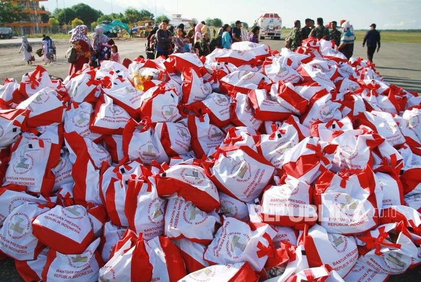 Sejumlah bantuan sembako dari Presiden Joko Widodo siap dibagikan kepada warga korban gempa bumi dan tsunami di Palu, Sulawesi Tengah, Minggu (30/9).