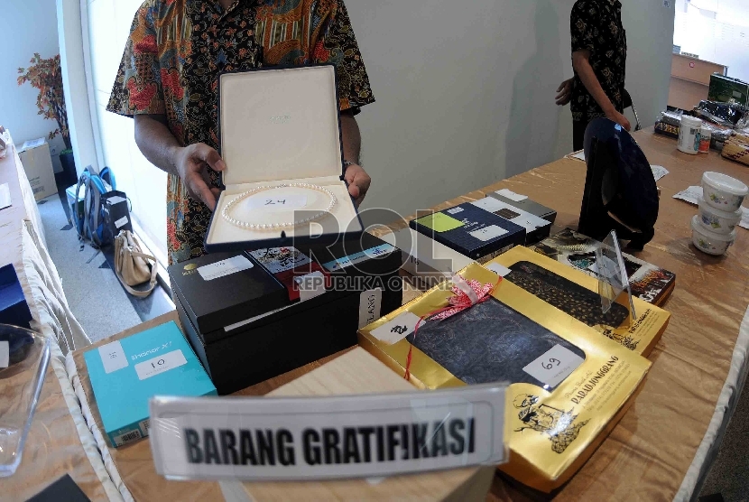 Sejumlah barang-barang gratifikasi sitaan Komisi Pemberantasan Korupsi (KPK) diperlihatkan saat lelang atas barang-barang gratifikasi sitaan KPK di Kantor Pelayanan Kekayaan Negara dan Lelang (KPKNL), Jakarta, Selasa (19/5).