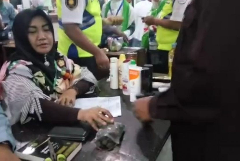 Sejumlah barang bawaan calon jamaah haji embarkasi Surabaya disita petugas saat akan keluar dari Asrama Haji Sukolilo Surabaya menuju Bandara Juanda pada Selasa (17/7).